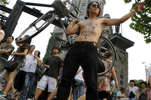 反映真實社會現況的藝術創作才具有時代感與生命力。圖為鄭連傑行為藝術照片《在上海租自行車》。（向莉提供）