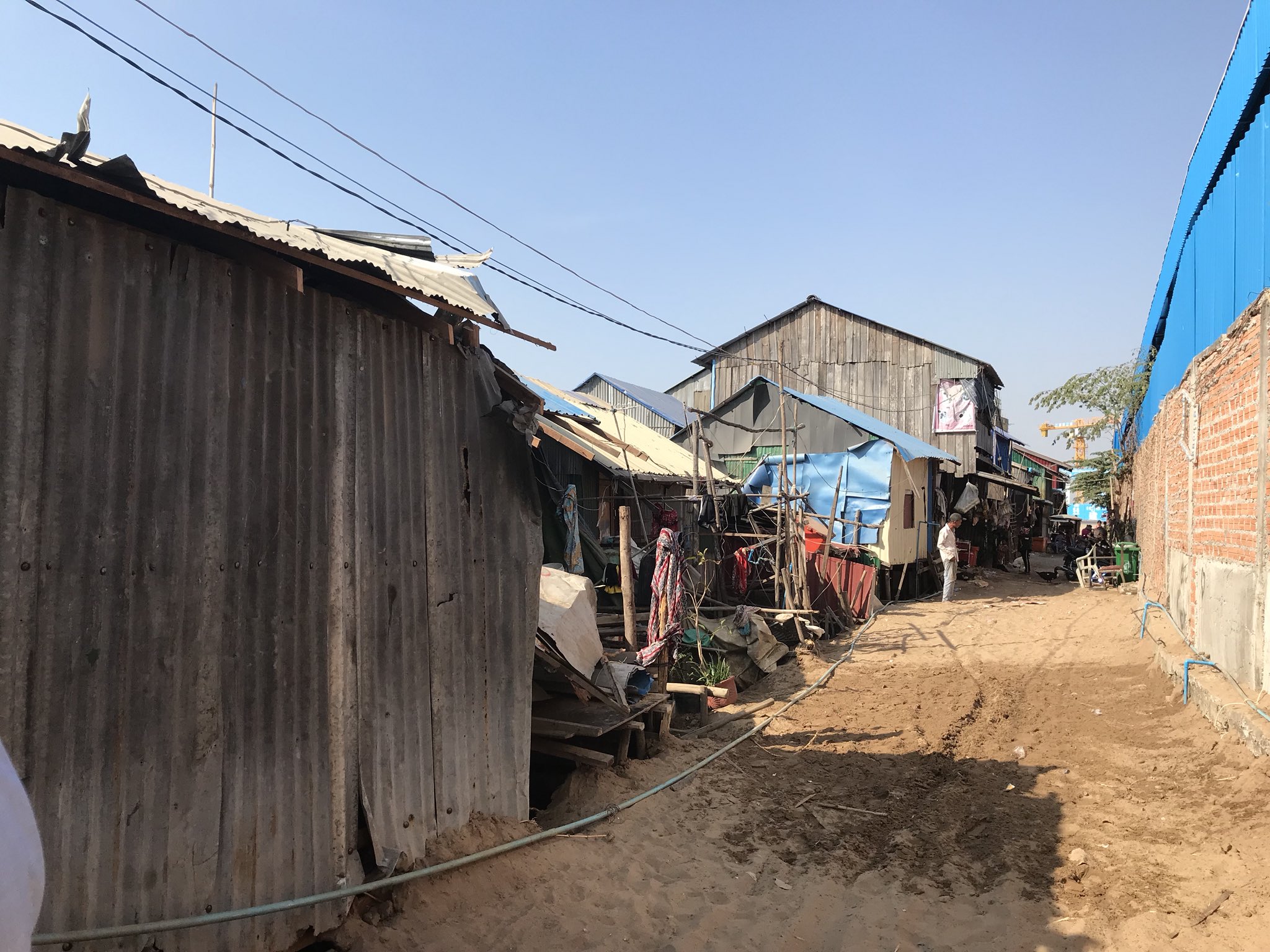 人權團體27日警告，柬埔寨首都金邊(Phnom Penh)的溼地遭公寓建設和工業活動摧毀，逾100萬人正面臨洪患加劇和失去生計的風險。(圖：推特)