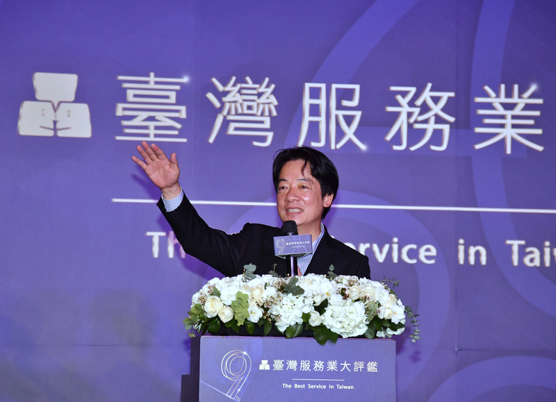 副總統賴清德28日在台北出席2020台灣服務業大評鑑頒獎典禮，致詞時向與會貴賓揮手致意。(圖：中央社)