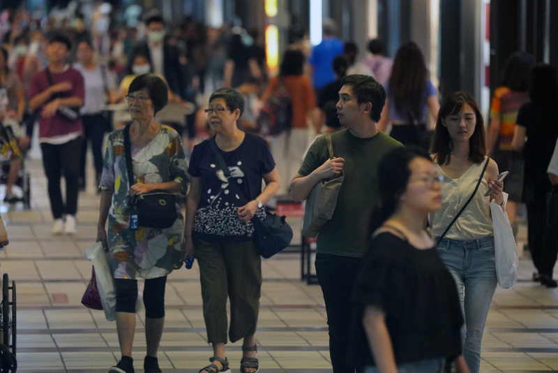 繼日本女留學生後，又出現泰國移工返國後確診案例，台灣社區是否安全成為討論焦點。圖為台北東區地下街28日的逛街人潮。(圖：中央社)