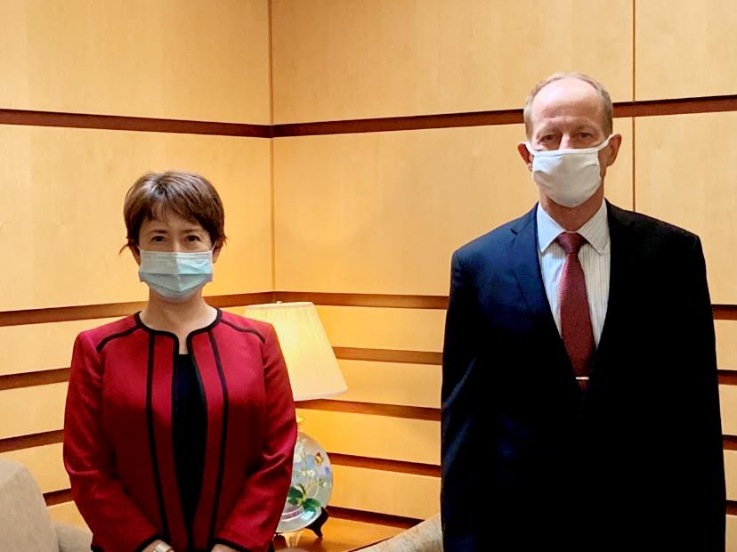 前美國國務院亞太助卿史達偉（David Stilwell）曾在任內於國務院會晤我駐美代表蕭美琴(左)。(資料圖片：駐美代表處臉書)