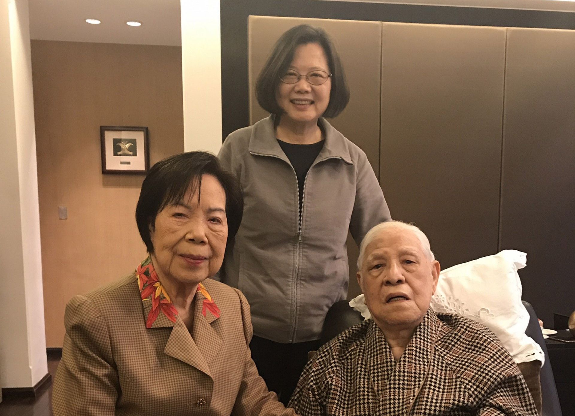 圖為總統蔡英文（後）去年2月前往前總統李登輝住所，探望李前總統（前右）和夫人曾文惠（前左）。(圖:總統府)