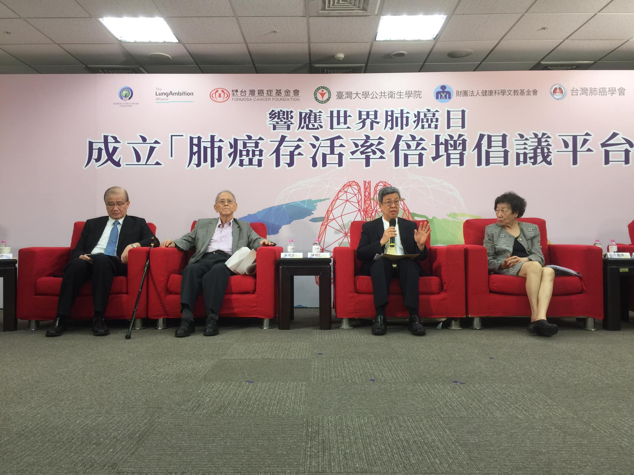 台灣癌症基金會29日邀集病友團體、醫界、公衛界對談，並簽署成立「肺癌存活率倍增倡議平台」，希望整合各界資源，同步強化肺癌衛教宣導、推動早期篩檢以及結合精準創新醫療等3大行動方案，希望達成2025年存活率提高一倍的國際目標。(蕭照平攝)