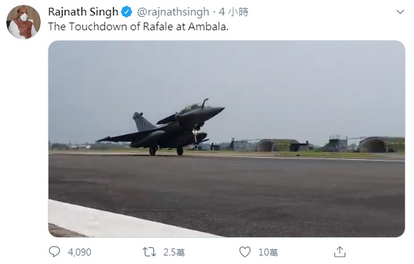 印度國防部長辛赫傍晚在推特上傳飆風戰機降落安巴拉基地的短片。(圖擷自辛赫推特)