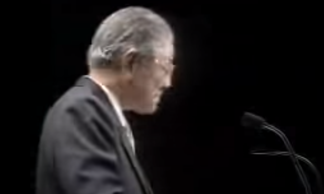 前總統李登輝在1995年於母校康乃爾大學發表演說，成為台灣首位訪美總統，是台美外交關係一大突破，但後續引發的台海危機也為美中台關係投下震撼彈。(圖擷取自YouTube)