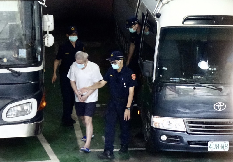 台北地檢署偵辦遠東航空案，30日偵查終結，檢察官認定遠航董事長張綱維涉嫌掏空遠航逾新台幣35億元，依違反證交法、民用航空法等罪將他起訴，並請法官從重量刑。檢方下午將張綱維（白衣）移審台北地方法院。(圖:中央社)