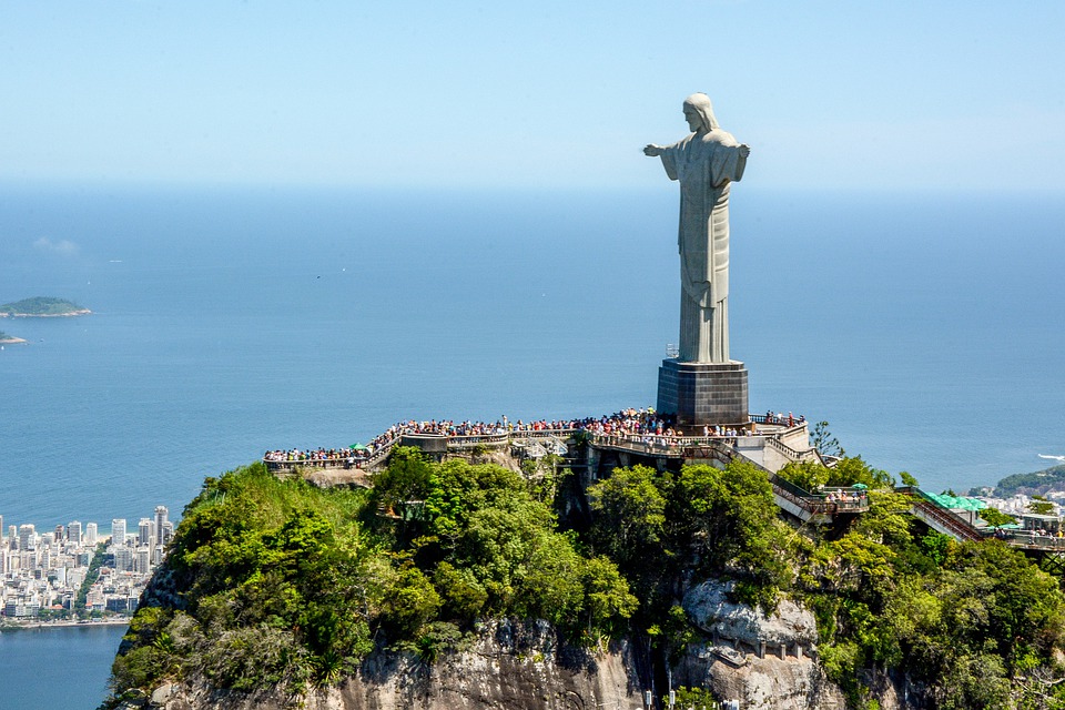 救世基督像位於巴西里約科科瓦多山（Corcovado Mountain）山頂，1931年落成後一直是里約的象徵，2007年更獲選為新世界7大奇景。也是許多到巴西的觀光客必訪景點之一。(圖:pixabay)