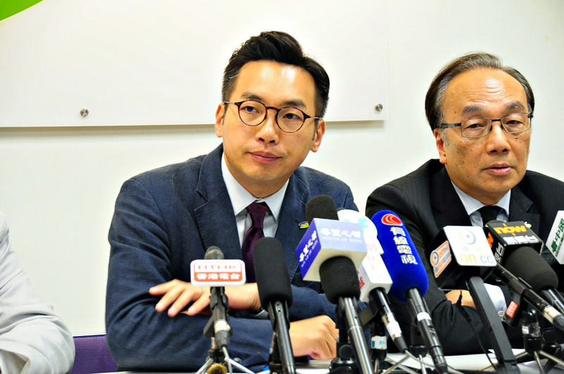 香港公民黨立法會議員楊岳橋（左）說，港府在外傳可能延後選舉下，仍大規模取消泛民主派參選人資格（DQ），不知是否想藉此讓某些議員無法於立法會出現「空窗期」時，出席緊急會議。圖為楊岳橋2019年11月時出席記者會。