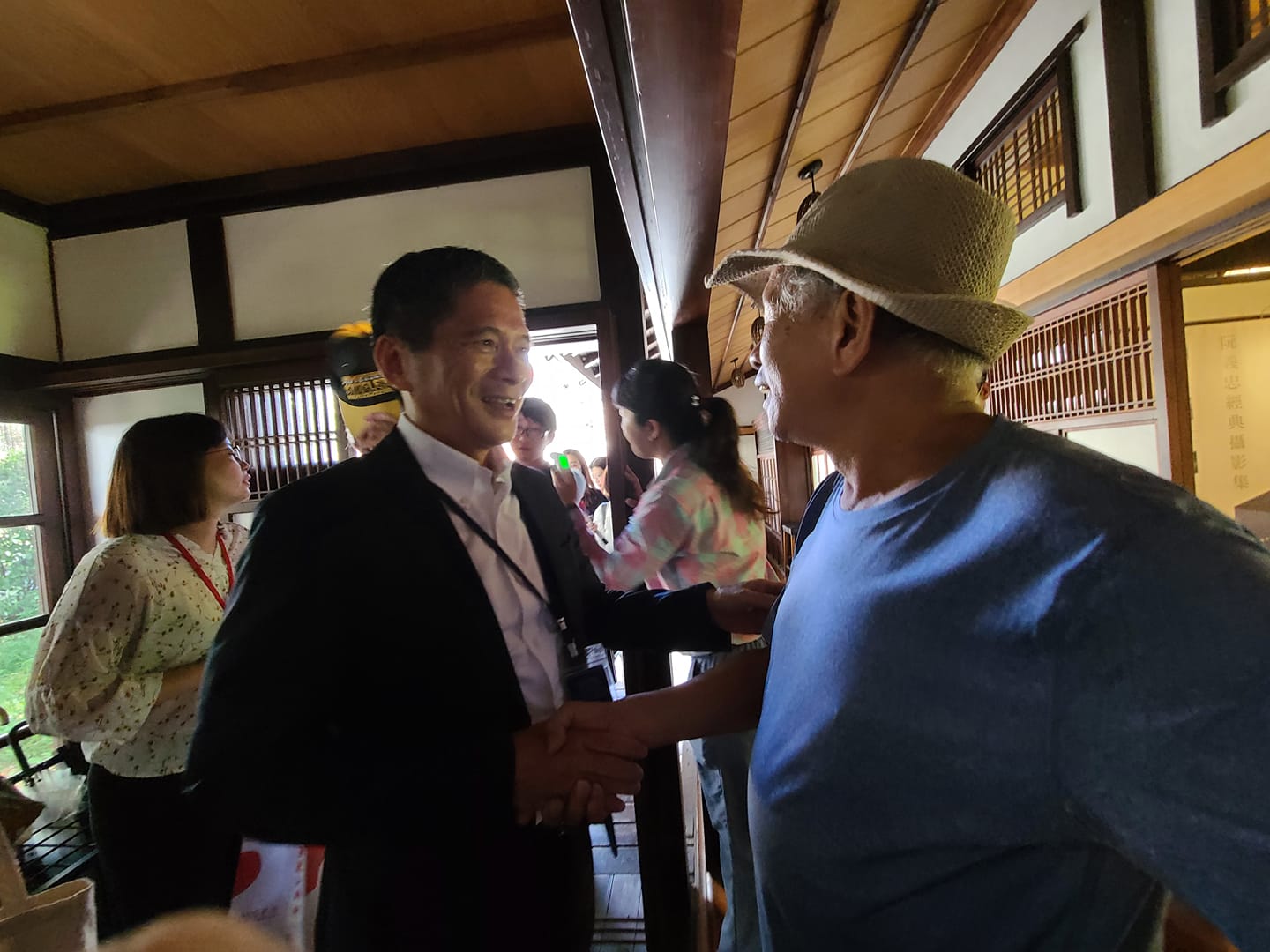 文化部長李永得(左)31日參訪紀州庵「阮義忠七十回顧展」時受訪重申，「國際影音平台」2021年1月1日開播時程目標不變。(江昭倫 攝)