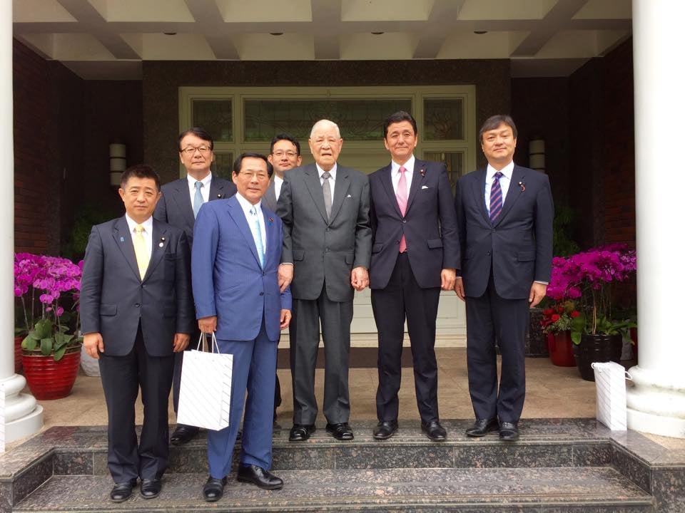 日本首相安倍晉三胞弟、眾議員岸信夫(右2)2015年5月來台時拜訪前總統李登輝。 (圖:岸信夫臉書)
