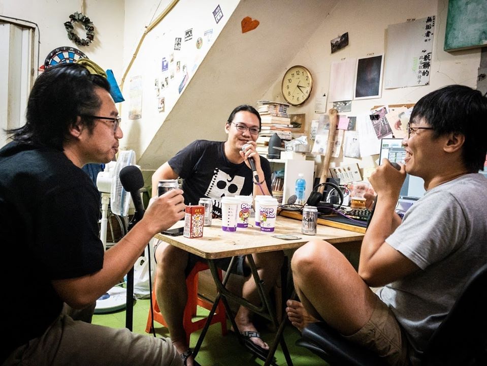 「台通」錄製節目的現場，其實就在李毅誠(右)與張家倫(後)住處，一切笑點都從這裡產出。(台通提供)