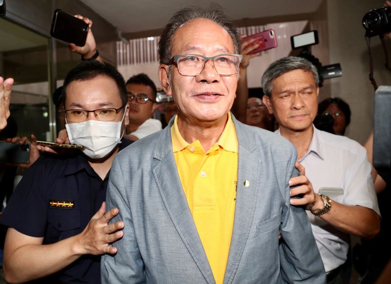 立委涉收賄案 台北地院下午召開羈押庭。圖為台北地檢署偵辦立委涉收賄案，約談6名前後任立委說明，立委陳超明（中）1日凌晨前往北檢應訊。(中央社)