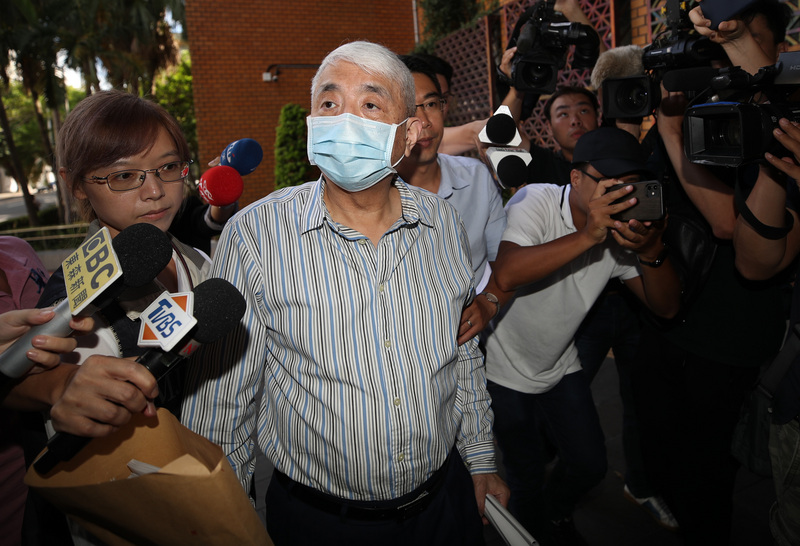 台北地檢署偵辦立委涉收賄案，1日聲押禁見10人。台北地方法院2日先就前太流負責人李恆隆(中)部分開庭，經過兩個半小時訊問後，法官諭知李恆隆暫押候審室，3日下午繼續。圖為李恆隆1日上午到北檢複訊。(圖:中央社)