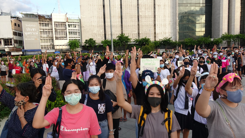 泰國幾乎天天都有學生帶頭的團體發起示威活動。圖為7月30日在曼谷吞武里鄭信王大圓環前發起的示威活動。(資料照 / 圖:中央社)
