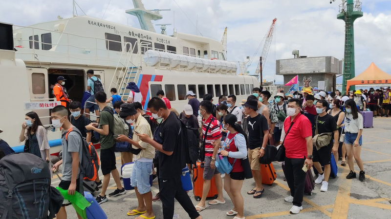 政院起相關部會評估安心旅遊是否加碼。圖為國旅大爆發使得台東綠島遊客爆量，客輪班班客滿。（中央社）