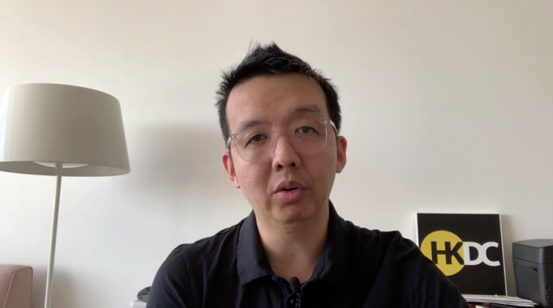 美籍港人朱牧民1日接受中央社專訪表示，連擁有美國公民身分的他都因港區國安法遭港警通緝，突顯美國提供港人庇護、加速他們移民美國的重要性。圖為視訊專訪畫面。(中央社)