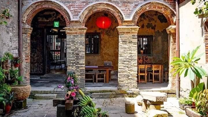 百年老屋「源古本舖」保留台灣舊時代三進格局空間，讓人彷彿走進時光隧道。（古正君提供）