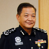 全國總警長阿都哈密(Abdul Hamid Bador)接受馬來文報「每日新聞」(Berita Harian)訪問時指出，政策實施初期，警方傾向勸告民眾戴口罩，除非屢勸不聽才會開出罰單。(圖取自維基)