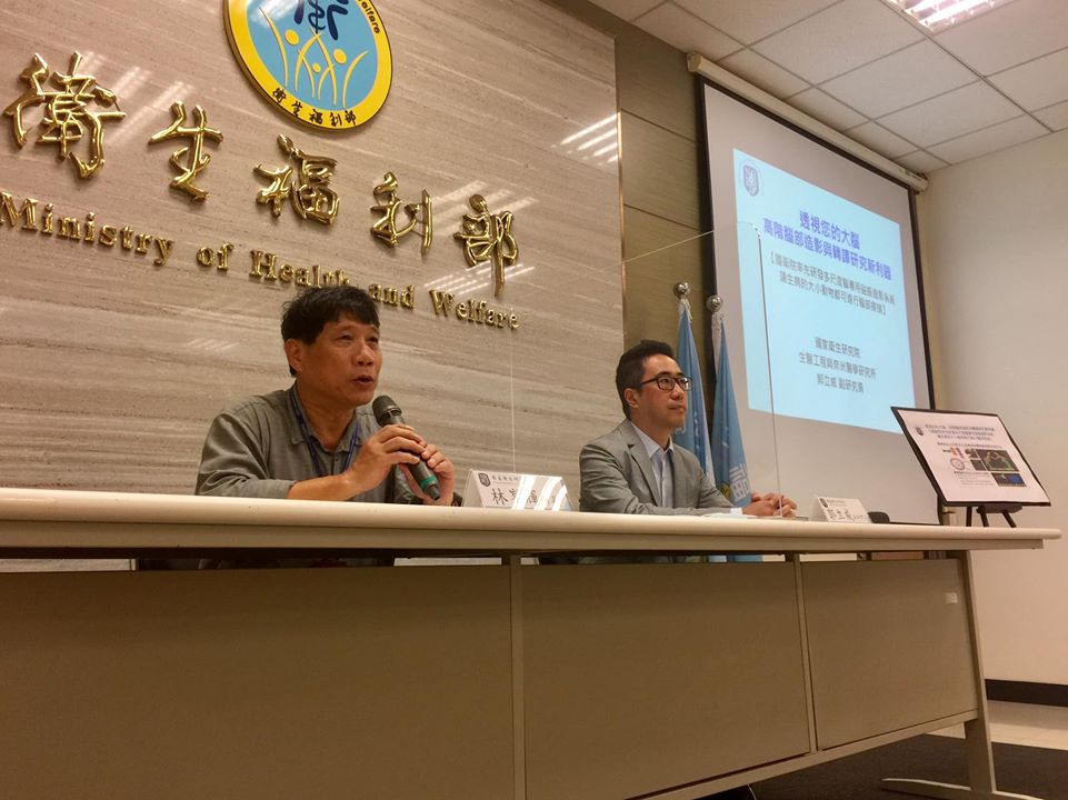 國家衛生研究院今天(3日)發表「多尺度腦專用磁振造影系統」，副研究員郭立威(右)解釋，這是一款由國人自製、整合的高強度MRI系統，不僅解析度高，也因為有不同尺度，所以從人體到組織都可以進行檢驗分析。(蕭照平攝)