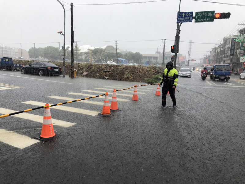 颱風哈格比帶來豐沛雨量，桃園市部分路段3日中午出現積水情況，警方除緊急擺設交通錐進行區隔，也加派人手指揮管制。（桃園市警察局八德分局提供）