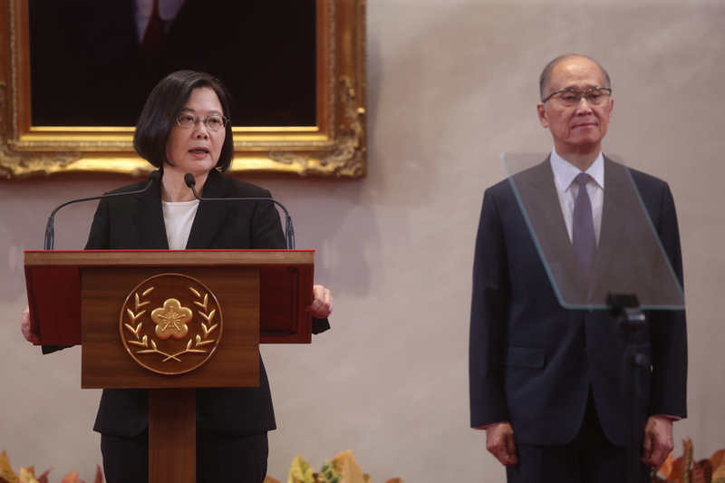 總統府秘書長蘇嘉全2日請辭獲准，總統蔡英文（左）3日宣布由前國家安全會議秘書長李大維（右）接任總統府秘書長。(圖：中央社)