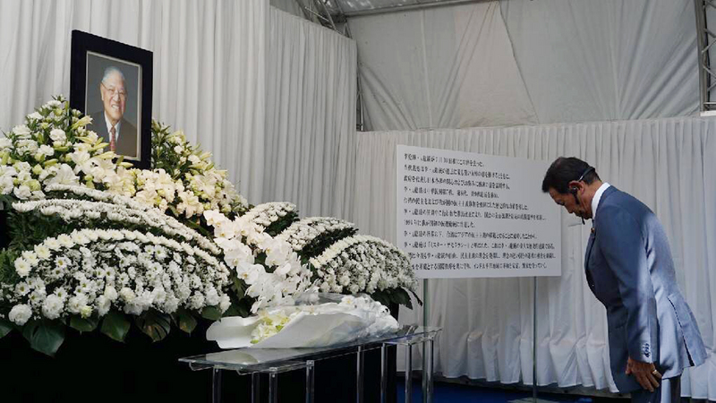 日本副首相麻生太郎前往駐日代表處弔唁李前總統辭世，並向駐日處致意。(圖:中央社)