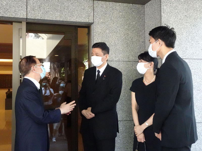 日本首相安倍晉三胞弟、眾議員岸信夫（左2）與妻兒前來代表處，對李前總統辭世表達哀悼。(圖：中央社)
