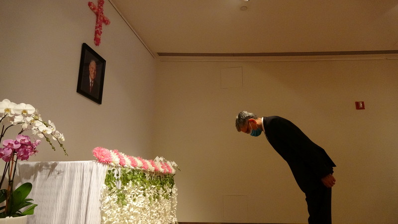 前總統李登輝辭世，駐紐約辦事處當地時間3日開放追思場所，處長李光章到場鞠躬致意。(圖:中央社)