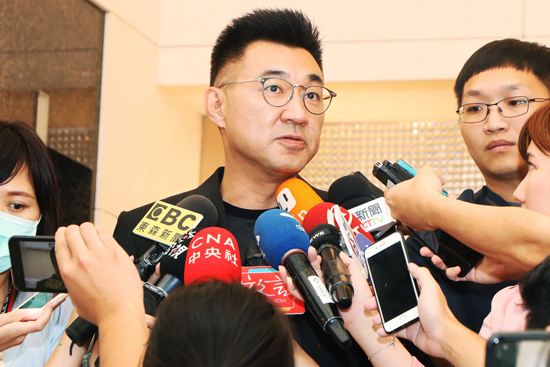 國民黨立委廖國棟、陳超明涉嫌收賄，4日遭收押。黨主席江啟臣（中）受訪表示，考紀會已作出停權處分；日後就看司法偵辦狀況，會針對起訴的理由等情形，請考紀會再做後續決定。(圖：中央社)