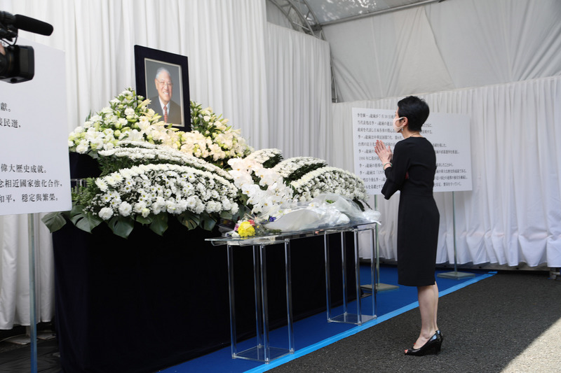 駐日代表處設「悼念李前總統登輝先生逝世簽名處」，4日台裔參議員蓮舫前來致意。她表示，李前總統將台灣從集權帶向民主，是史無前例的偉大功績。(圖：中央社)