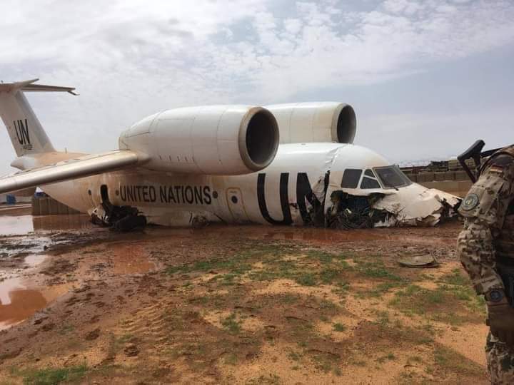 聯合國飛機降落滑出跑道，11人受傷。 (圖:推特)