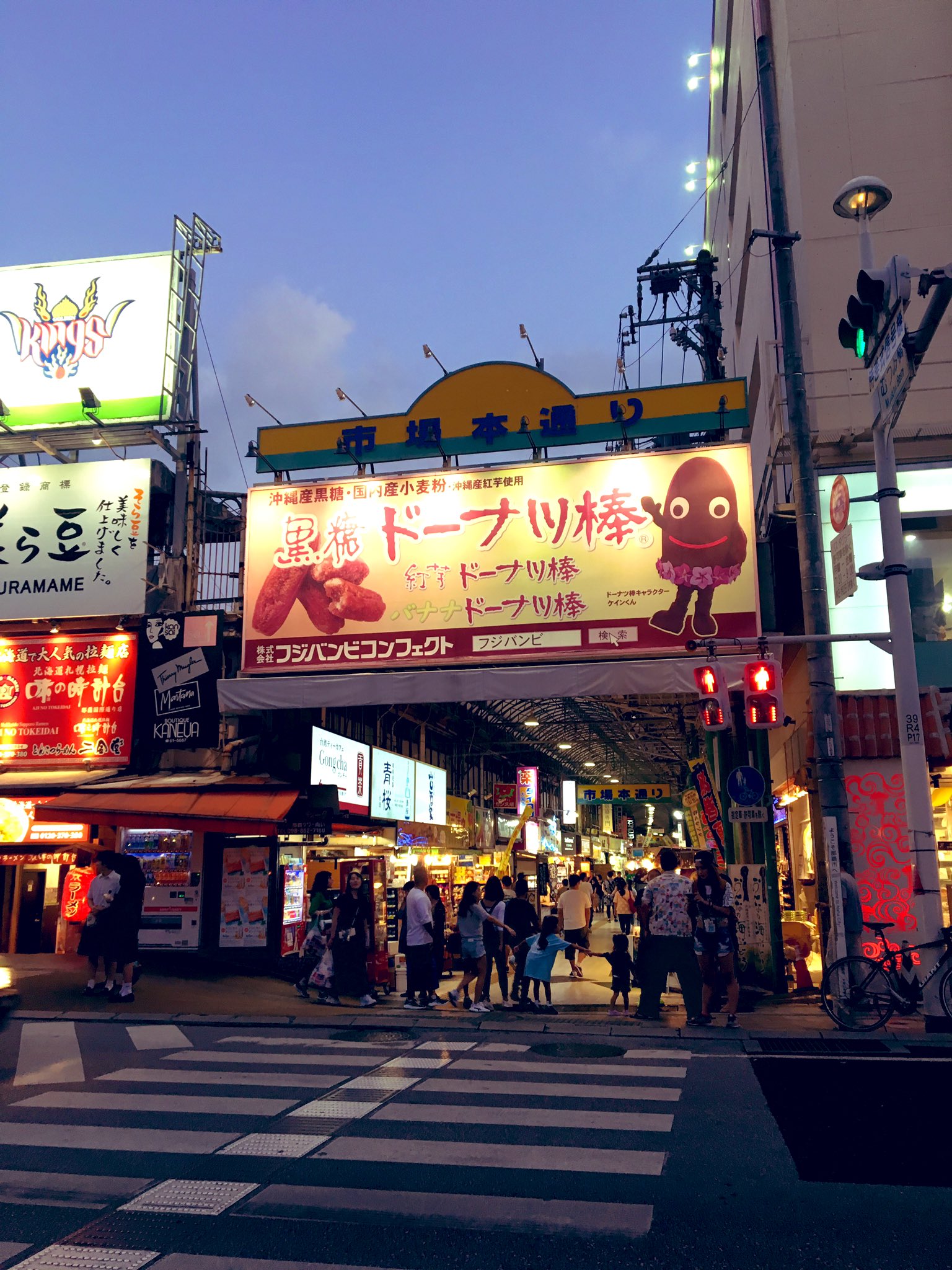 目前正值日本新年假期，東京及大阪等地COVID-19確診病例近日明顯增加，而沖繩縣31日也爆增21例Omicron變異株病例。圖為日本沖繩。(資料照/圖：推特)