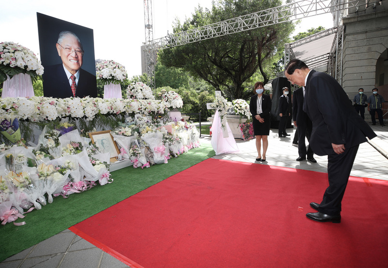 前總統李登輝辭世，享耆壽98歲。前副總統連戰（前右）5日上午前往台北賓館追思會場鞠躬致意，緬懷李登輝。(圖:中央社)