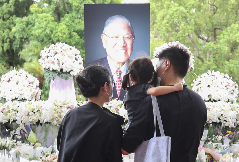 前總統李登輝7月30日辭世，李登輝孫女李坤儀（左）與夫婿趙贊凱（右）5日中午帶著女兒前往台北賓館追思會場緬懷敬悼，離開前再次到照片前面致意。(圖:中央社檔案照片)