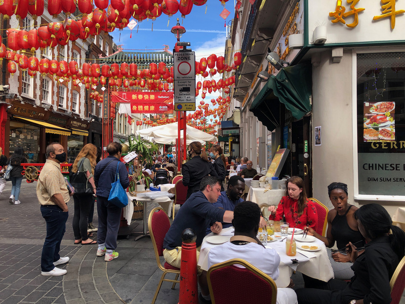 英國「吃外食救經濟」計畫屆滿 ，官員呼籲民眾持續外出用餐，圖為倫敦中國城店家把桌椅搬到大街上營業，有如露天咖啡座。(資料照片/中央社)