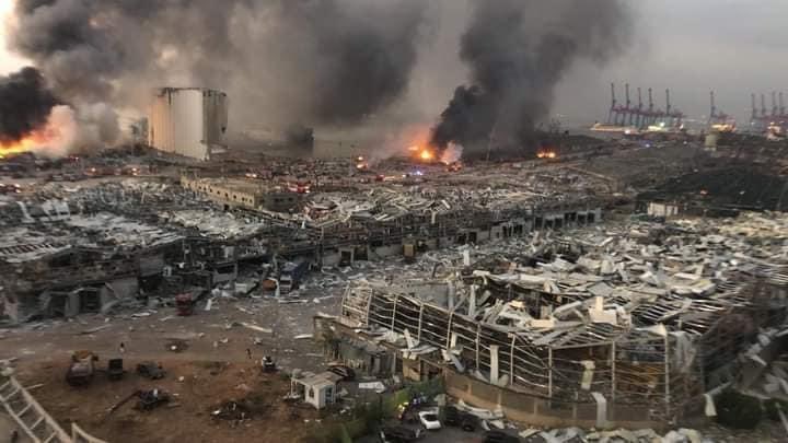 黎巴嫩首都貝魯特港區一處倉庫4日發生大爆炸，死傷慘重。(圖取自推特)