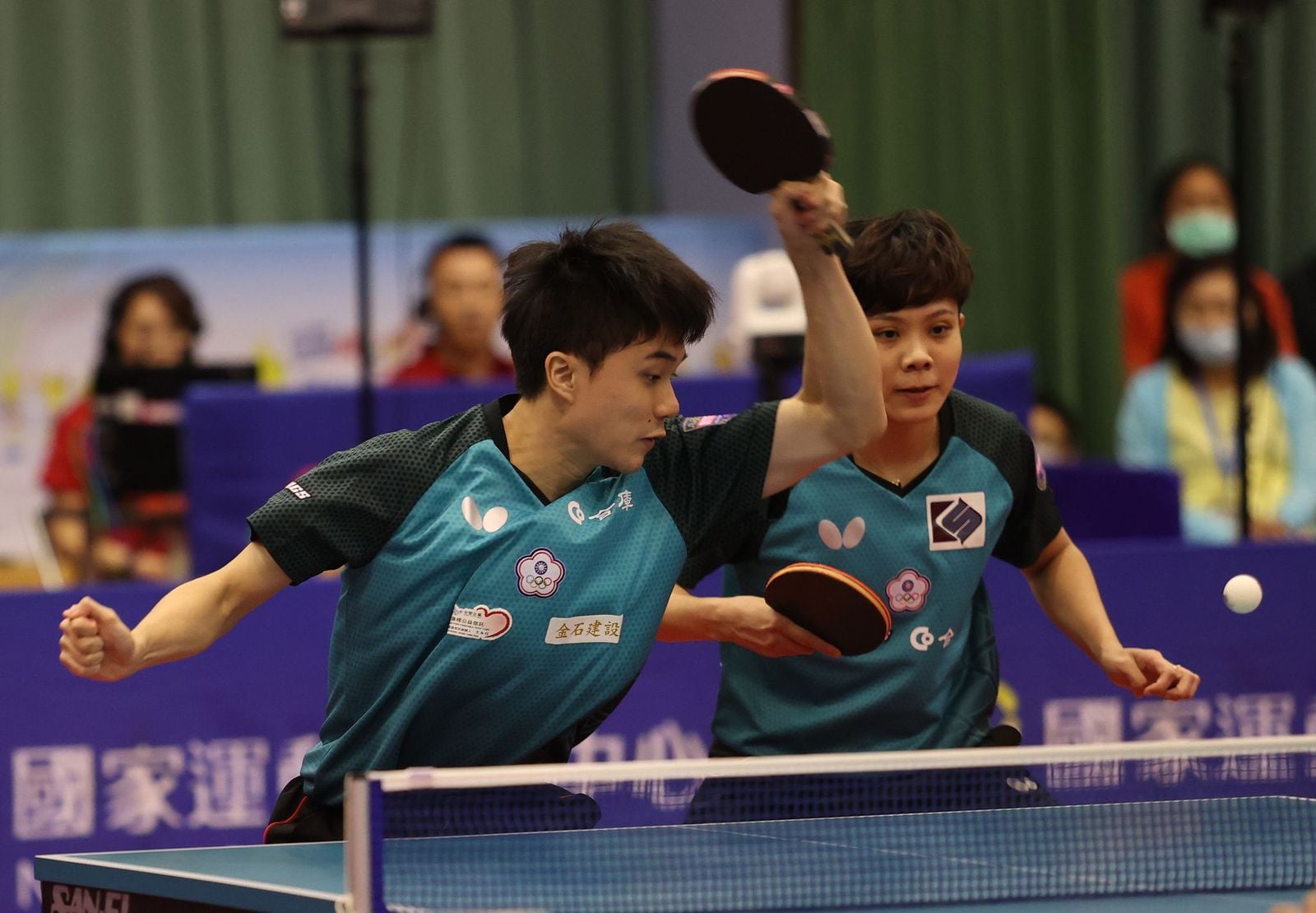 桌球混雙林昀儒(左)、鄭怡靜(右)在模擬東奧賽中奪冠。(國訓中心提供)