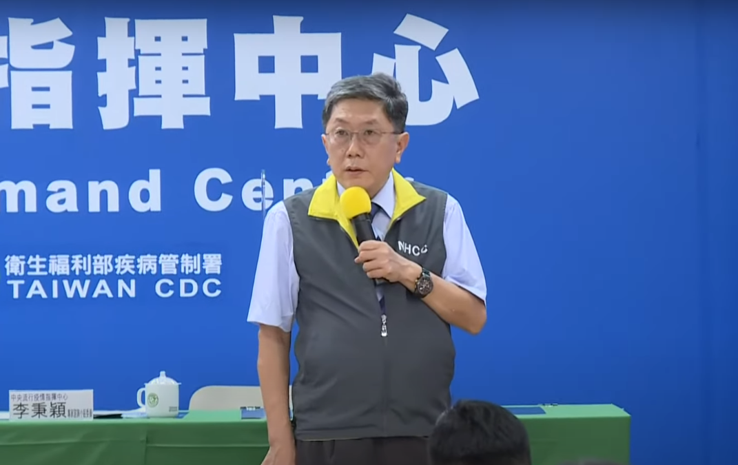 中央流行疫情指揮中心專家小組成員李秉穎認為，目前對有症狀篩檢並搭配居家檢疫、自主健康管理等措施，是比較有效的防疫策略。(圖擷取自YouTube)