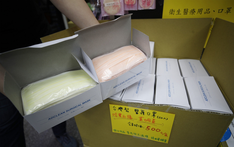 行政院日前調整藥局實名制口罩停配標準，成人口罩庫存高於3,600片、兒童口罩高於1,200片時才會停止配送，讓藥局多準備口罩存量因應可能需求。(圖：中央社)