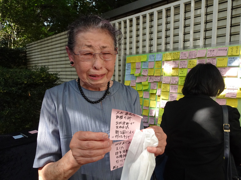 前總統李登輝辭世，許多日本友人感念他對台日友好的貢獻，到位於東京白金台的駐日代表處所設的追思處悼念，在留言時忍不住落淚。(圖：中央社)