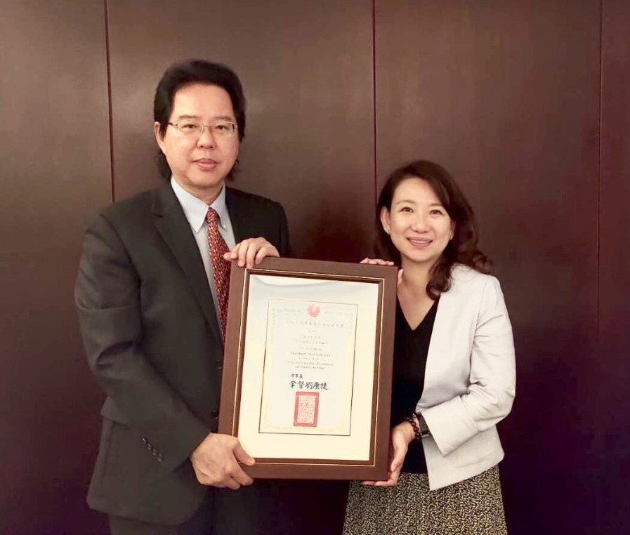 拿督劉康捷理事長(左)、羅美玲立委(右)。(馬來西亞商業及工業協會 提供)