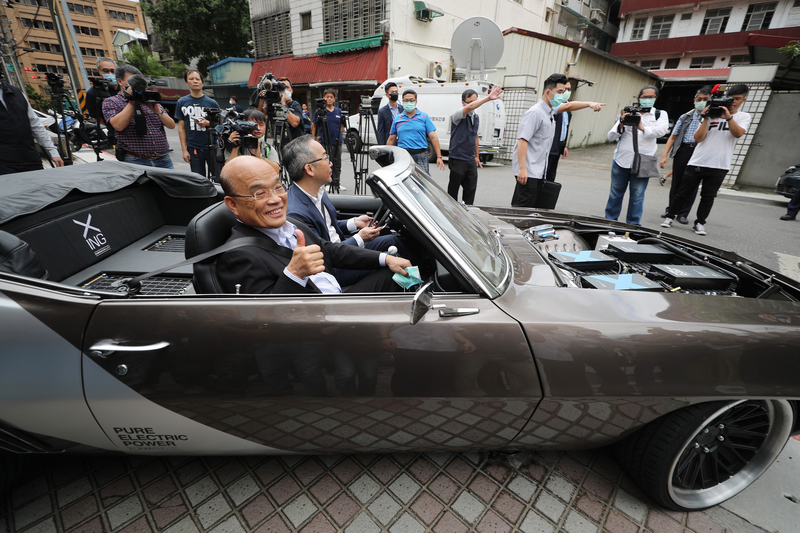 行政院長蘇貞昌（前）7日參訪行競科技股份有限公司，並試乘行競科技開發的電池動力系統電動車。(圖：中央社)