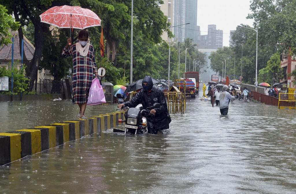 印度雨季帶來豪雨，造成孟買道路淹水，寸步難行。(AFP)