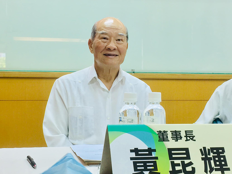 「黃昆輝教授教育基金會」今天(9日)發表「青少年偏差行為民意調查」。圖為基金會董事長黃昆輝。(蕭照平攝)