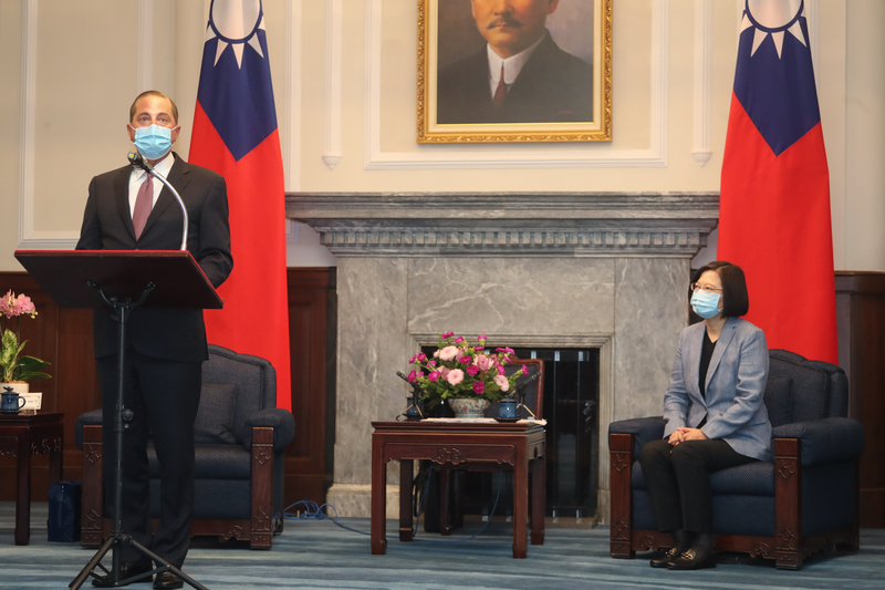 美國衛生部長阿札爾（Alex Azar）（左）9日率團抵台，10日上午至總統府會見總統蔡英文（右），並發表談話。(圖:中央社)