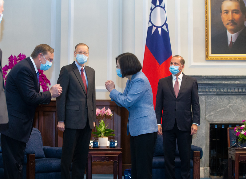 總統蔡英文（右2）8月10日在總統府接見美國衛生部長阿札爾（Alex Azar）（右），並和現場貴賓們拱手致意。美國在台協會（AIT）處長酈英傑（Brent Christensen）（左2）也出席。(圖：中央社)