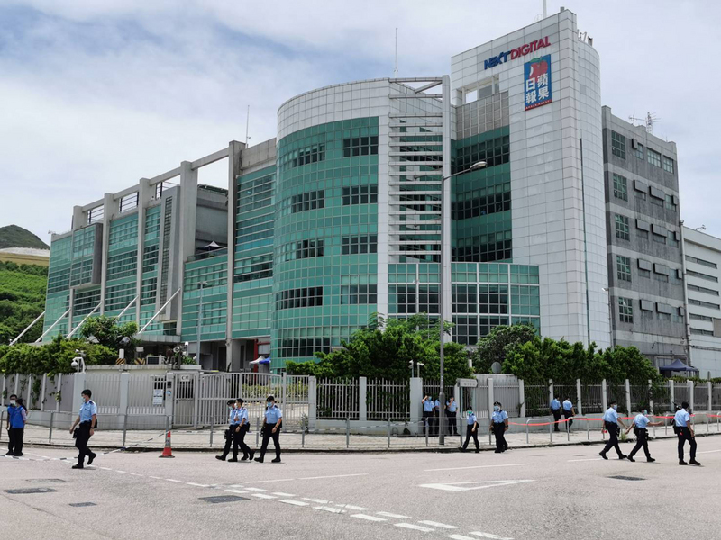 香港警方10日上午派出大批員警進入蘋果日報位於將軍澳的大樓內搜證，並封鎖大樓周邊街道。(圖:中央社)
