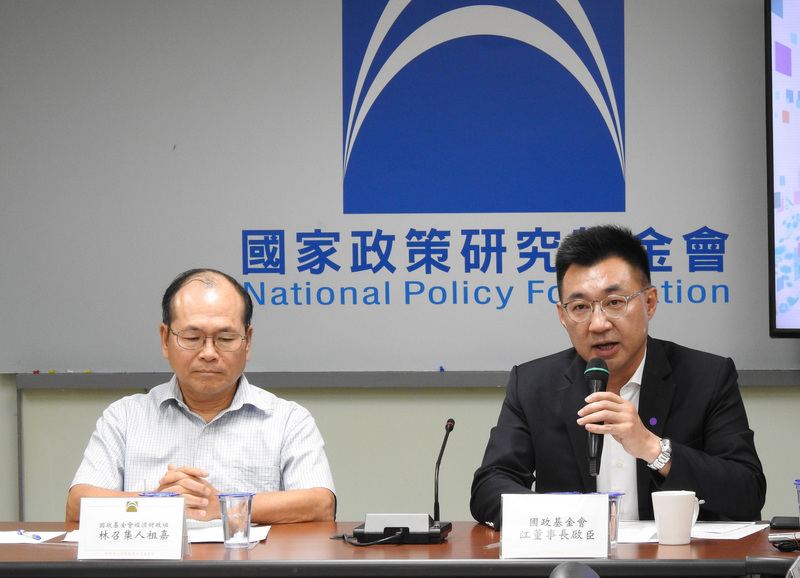 壹傳媒創辦人黎智英父子被捕，國民黨主席江啟臣（右）10日表示，新聞自由是民主法治的基礎，港府的作為是在摧毀港民對港府的支持跟信任，他感到非常遺憾。(圖:中央社)