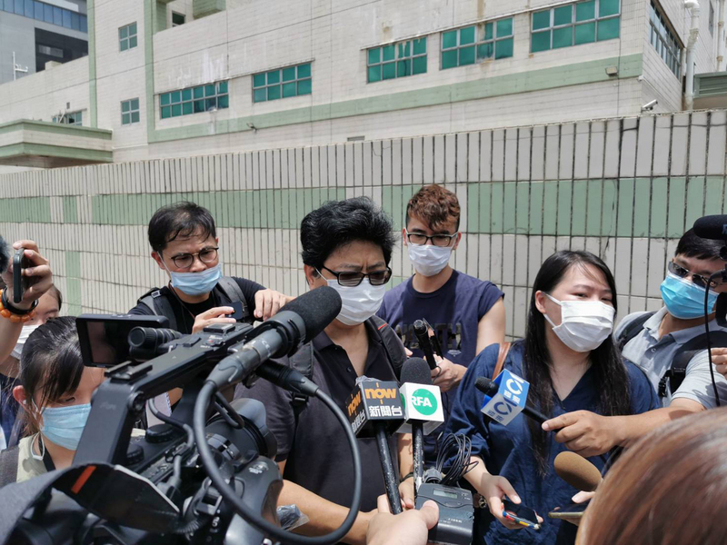 香港記者協會主席楊健興在蘋果日報大樓外受訪說，警方搜查傳媒機構這種事只有在第三世界才會發生，這是踐踏新聞自由、製造白色恐怖。(圖:中央社)