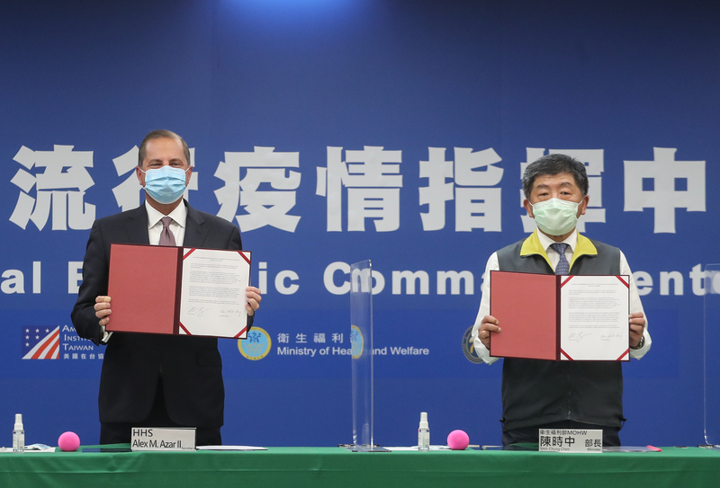 台灣與美國在醫療衛生領域合作超過20年，雙方10日首度簽署醫衛合作瞭解備忘錄，由美國衛生部長阿札爾（Alex Azar）（左）與衛生福利部長陳時中（右）共同見證，未來將推動相關實質合作，增加台美人民健康福祉，共同促進全球衛生安全。(圖：中央社)